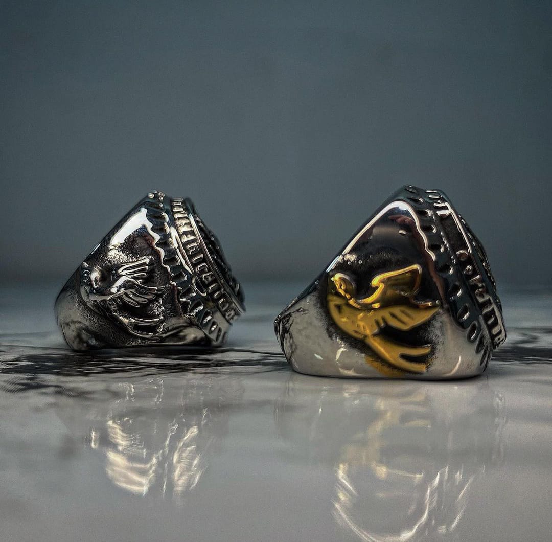 Anillo En Acero Rezo Detalle Dorado - Imagen 5