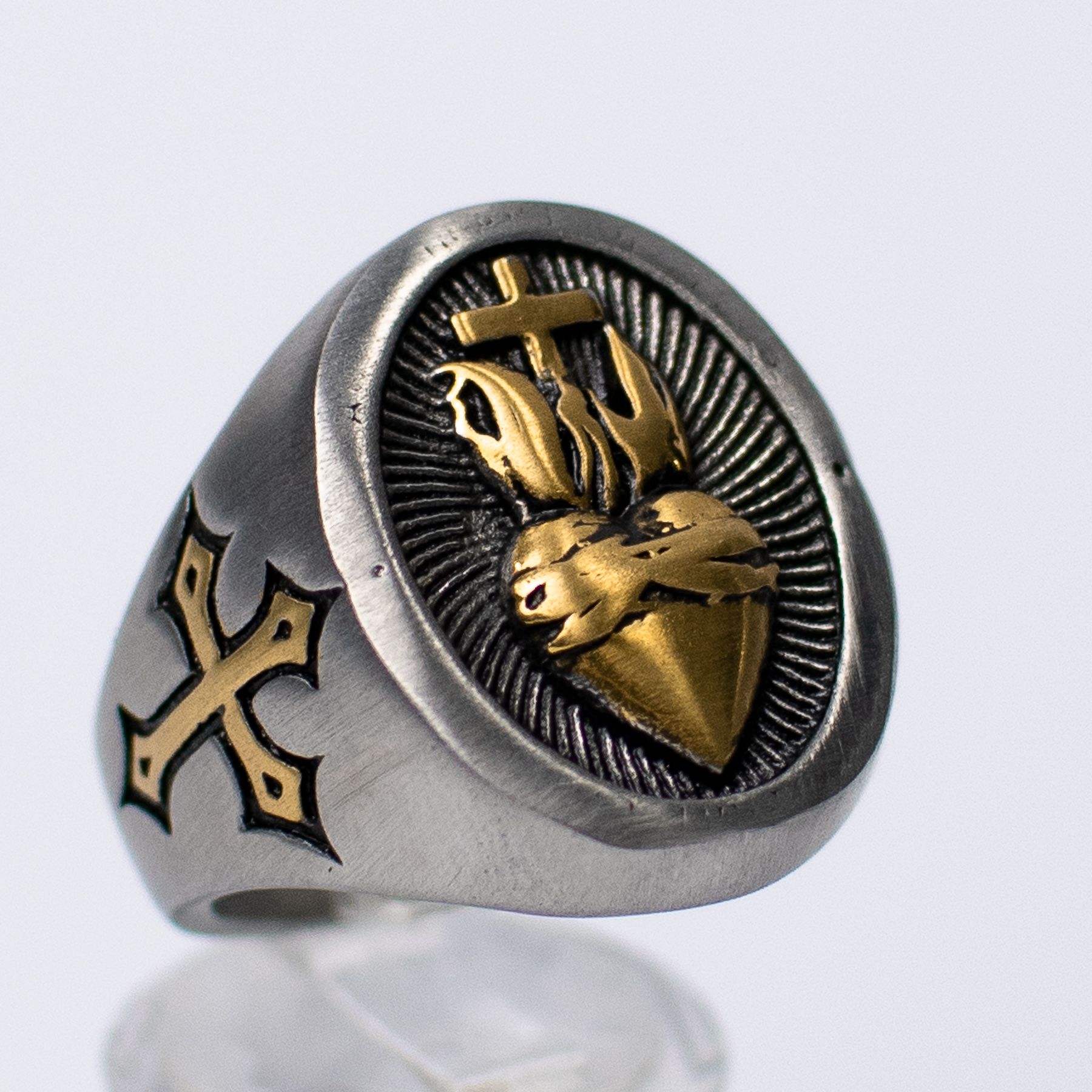 Anillo Corazón Cruz Colección Clasic Plateado Detalle Gold - Imagen 4