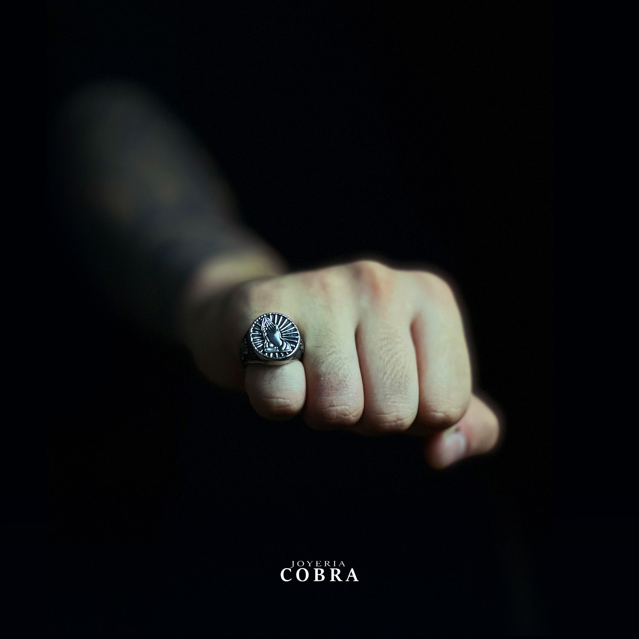 Anillo Modelo Manos Rezando Colección Religioso - Imagen 7